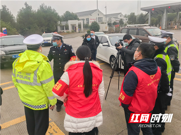 2月2日，舂陵江高速互通口疫情检查点临时党支部书记匡方毅在一线传达上级指示精神2.jpg