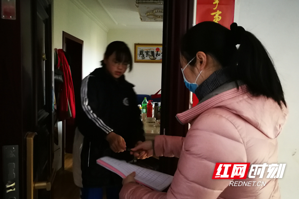 侯建军的妻子周萏加班加点进行防疫摸排_副本.jpg 侯建军的妻子周萏加班加点进行防疫摸排_副本.jpg