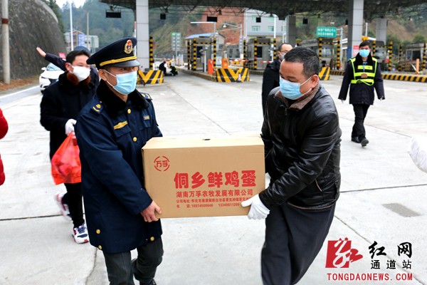 4.爱心企业送物质到“前线”.jpg