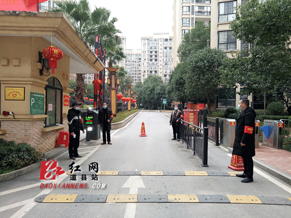万和世纪城小区党员志愿者在党员志愿服务站值班值守.gif