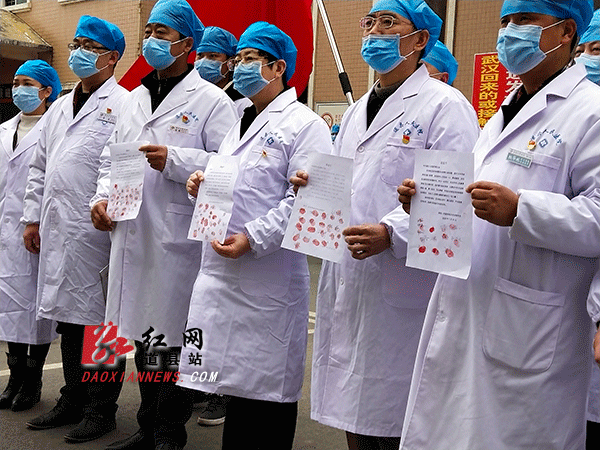 纷纷在请战书上签上自己的名字，印上鲜红的手印。.gif