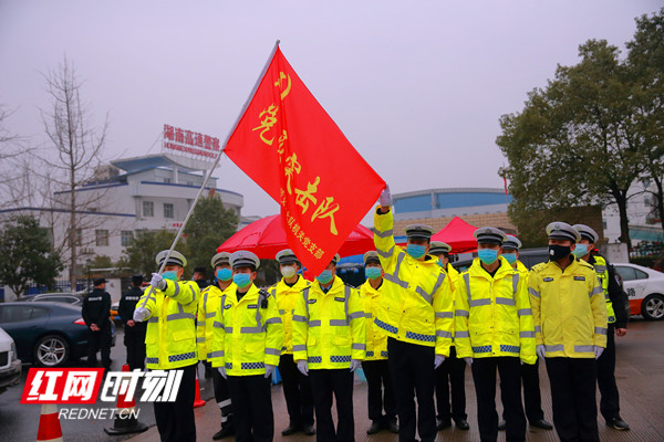 疫情防控执勤点临时党支部党员突击队出击.jpg