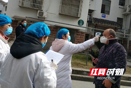 医务人员到社区进行摸排登记并测量体温.jpg 医务人员到社区进行摸排登记并测量体温.jpg