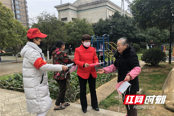 向居民发放口罩，进行防疫宣传_副本.jpg