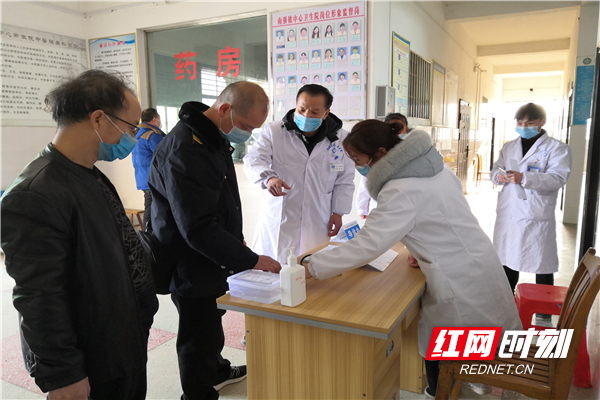 监督检查组在基层卫生员开展疫情防控检查.jpg