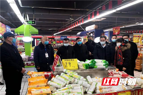 临武县委常委、县纪委书记、县监委主任戴纯明深入各超市检查商品供应和物价等情况 (1).jpg