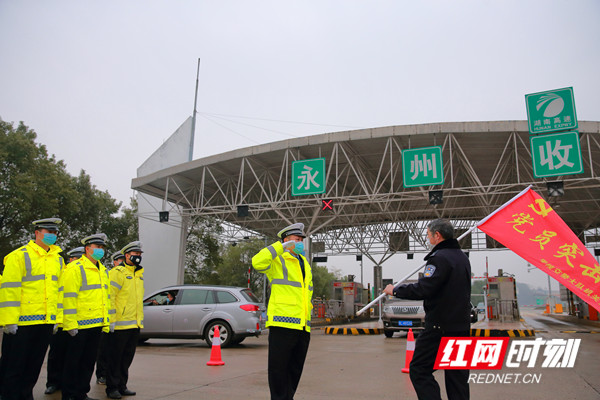 市公安局党委委员、副局长沈林松为零陵交警大队接履桥执勤点授旗.jpg