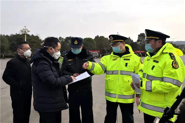 县委常委、县纪委书记、县监委主任戴纯明到各交通设卡路口慰问一线执勤人员和检查交通防控情况.jpg