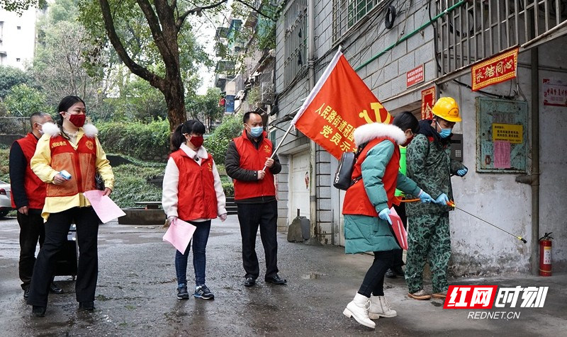 20200202冠园社区防控疫情党员志愿者园林处小区消毒3.jpg