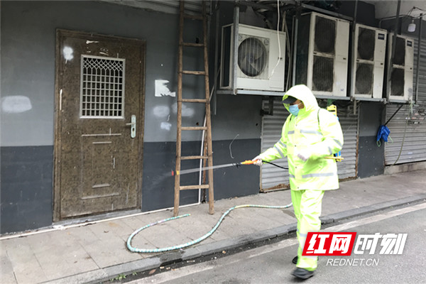为小区喷洒消毒水、监测体温、登记来访人员。_副本.jpg 为小区喷洒消毒水、监测体温、登记来访人员。_副本.jpg