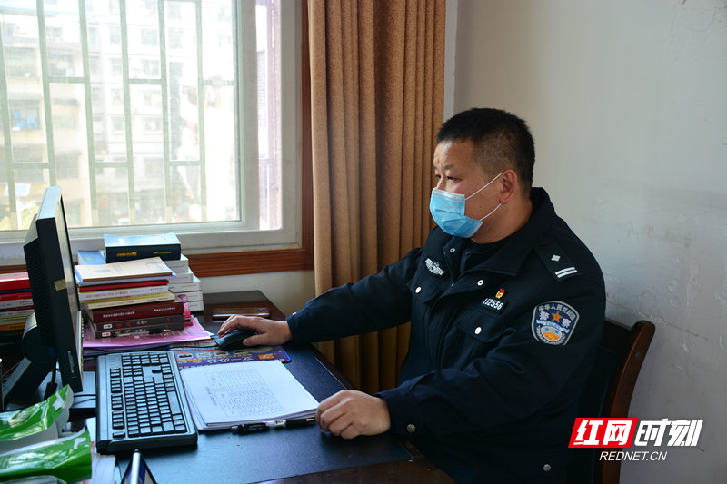 肖忠飞正在跟进与疫情相关的人员信息。_副本.jpg 肖忠飞正在跟进与疫情相关的人员信息。_副本.jpg