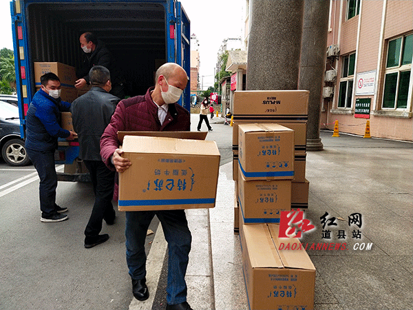 道县宏易发商贸党支部给人民医院医生捐赠120箱牛奶.gif