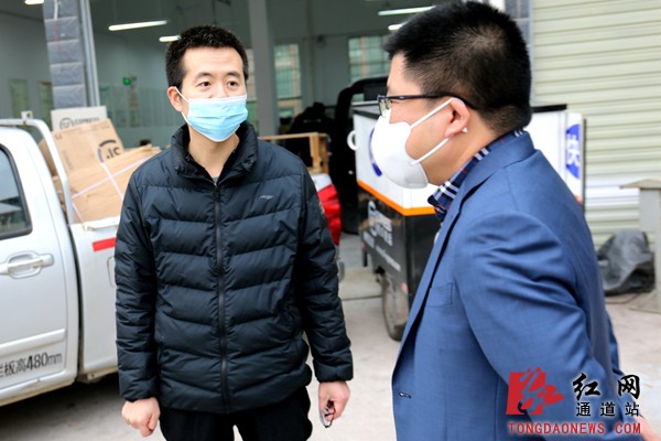 2.爱心物质交接现场.jpg