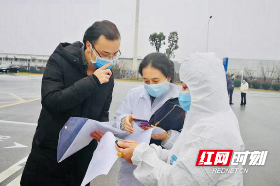 2月2日，“丽家军”蔡博飞（左一）参与防疫物资交接.marked.png