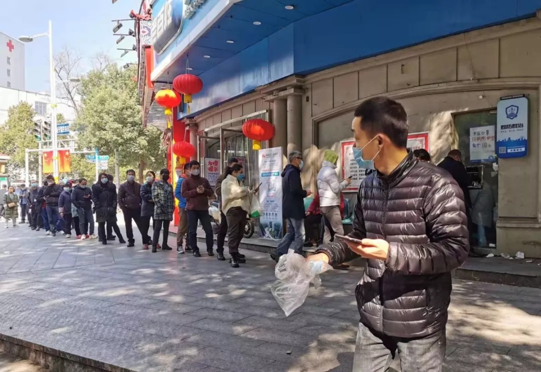 药店前排起了购买口罩的长队伍｜©️黄志强