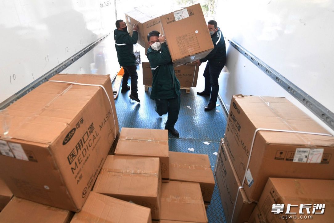 1月29日下午，雨花经开区内，可孚医疗将一批一线急需的抗击疫情耗材捐赠给湖南省红十字会。长沙晚报全媒体记者 王志伟 摄