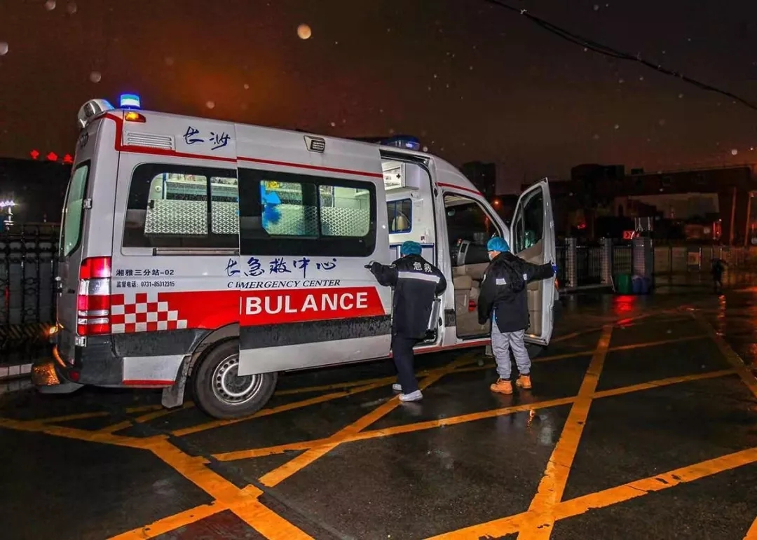 大爱无私的一线医护工作者｜©️尹国富