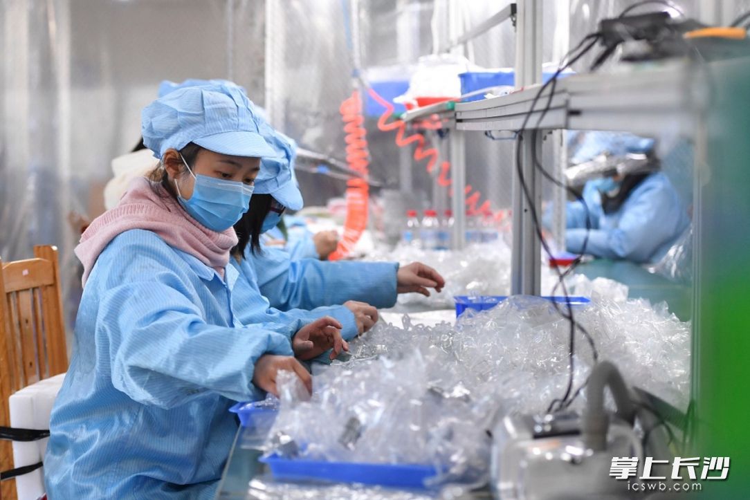 1月29日，岳麓高新区企业比扬医疗科技有限公司生产车间内，工人们取消休假，开足马力全力生产抗疫一线急需医疗用品。长沙晚报全媒体记者 王志伟 摄