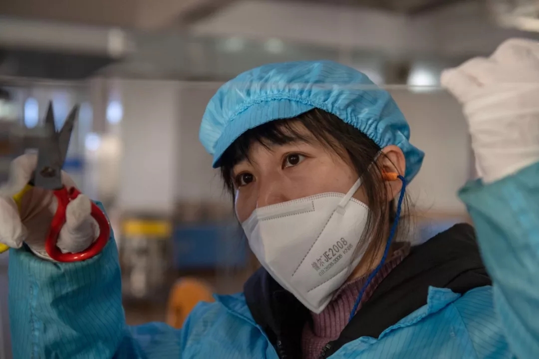 口罩工厂工人全力生产防疫物资｜©️肖毅