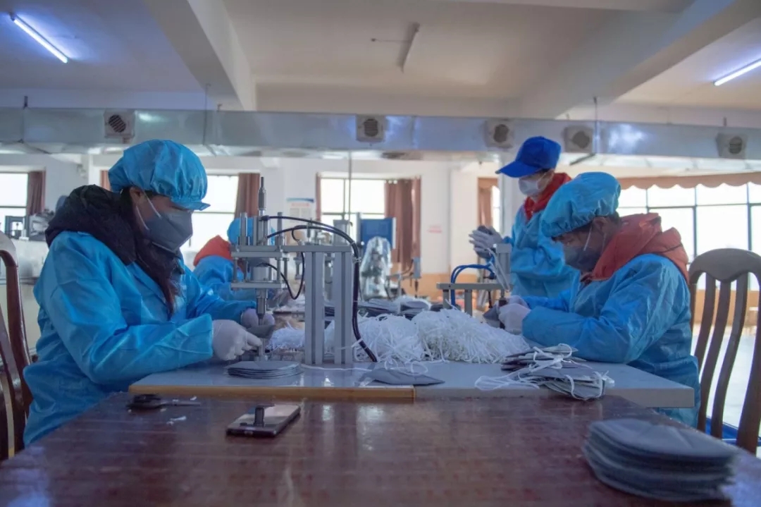 工厂工人从初一就开始复工｜©️肖毅