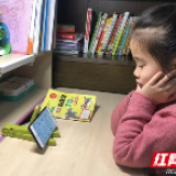 抗击疫情 老师化身“网红”为学生隔空授课