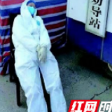 换班间隙搬张凳子就睡着了 “00后”护士获赞“最美睡姿”