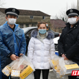 南县居民向一线执勤民警赠送爱心蛋糕