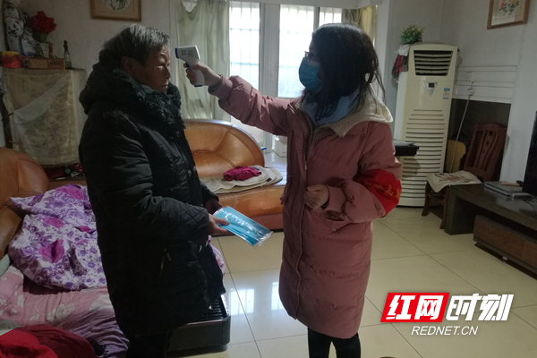 跃进湖社区党支部副书记、代主任林秀云看望空巢老人刘元时，帮老人测量体温 -副本.jpg