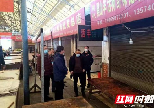 屈原管理区：挂着手术引流袋的检疫员