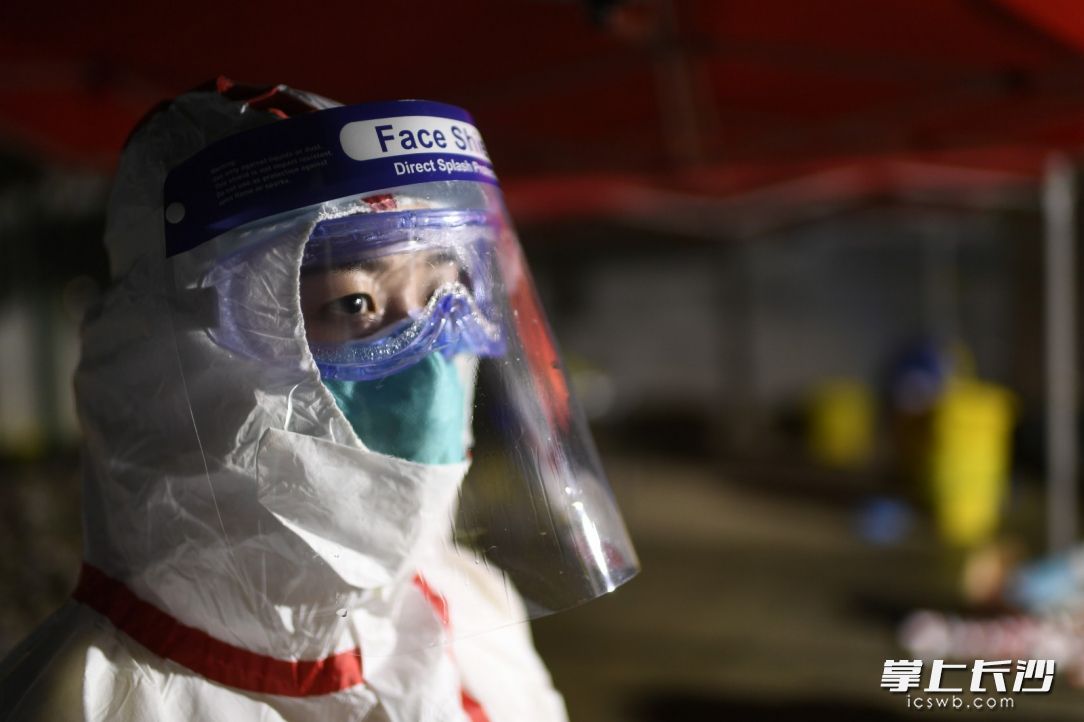 24小时值守的长沙市120急救中心特勤值守队员，全副武装的准备随时出发，转运确诊患者，为及时治疗节约时间。长沙晚报全媒体记者 黄启晴 摄