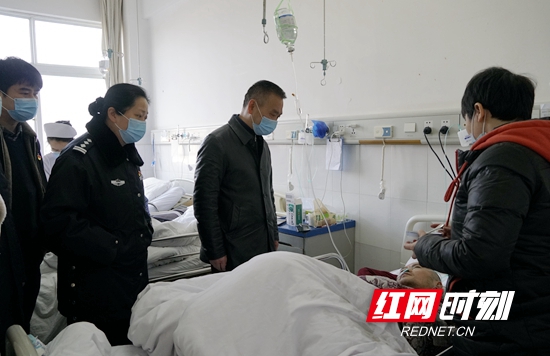 市人大常委会副主任，武陵源区委书记朱用文来到市人民医院看望慰问累倒在疫情防控一线的公安民警李铁.jpg