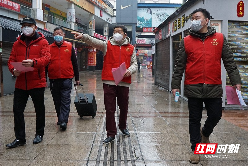 街头党群服务站是防控疫情阻击战的坚强堡垒1党员志愿者拖着小音箱沿街宣传2_副本.jpg