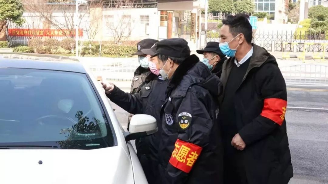 志愿者为路上的司机测量体温｜©️康佳慧