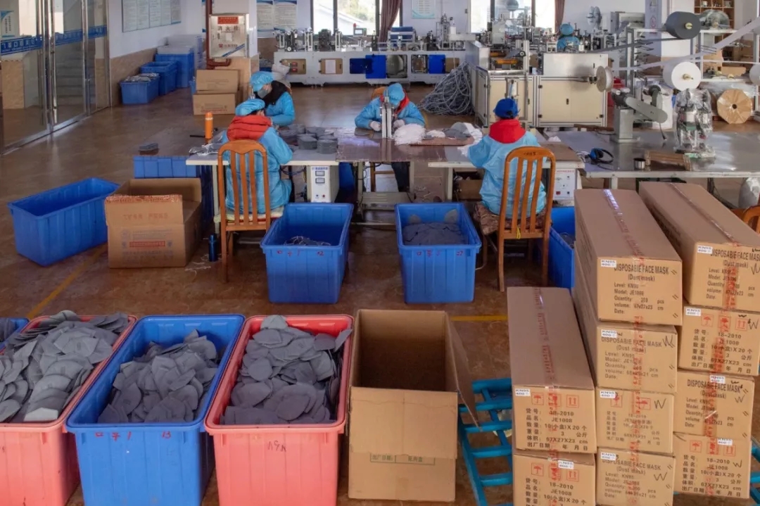 工厂每日可生产数十万口罩｜©️肖毅