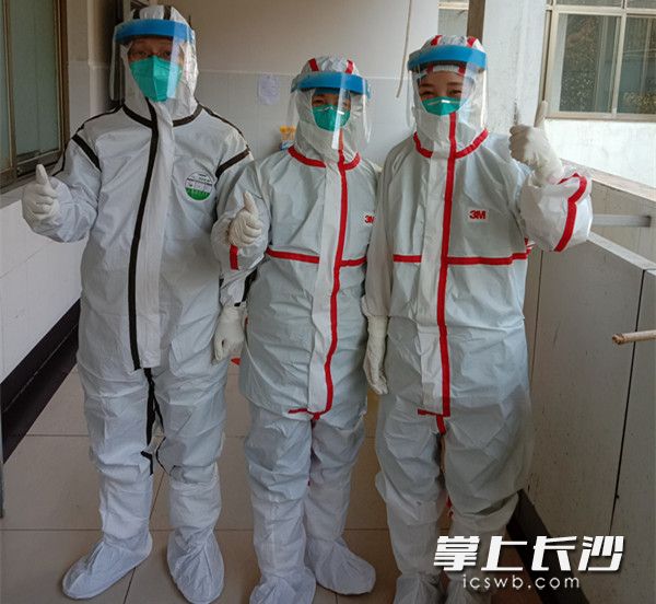 王香云等儿科专家在长沙市公共卫生救治中心（长沙市第一医院北院）隔离病区。