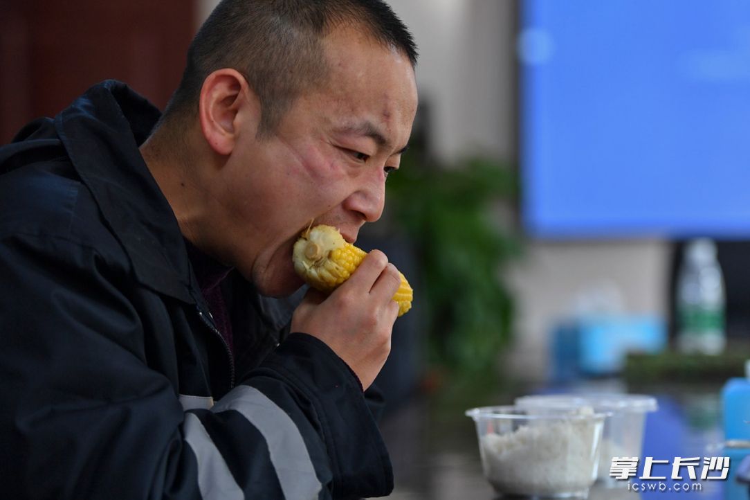 1月30日下午2时25分，长沙市120急救中心特勤值守队急救医生李林才回到值班室狼吞虎咽啃了两个玉米，长时间佩戴口罩和护目镜在他脸上留下了深深的勒痕。长沙晚报全媒体记者 王志伟 摄