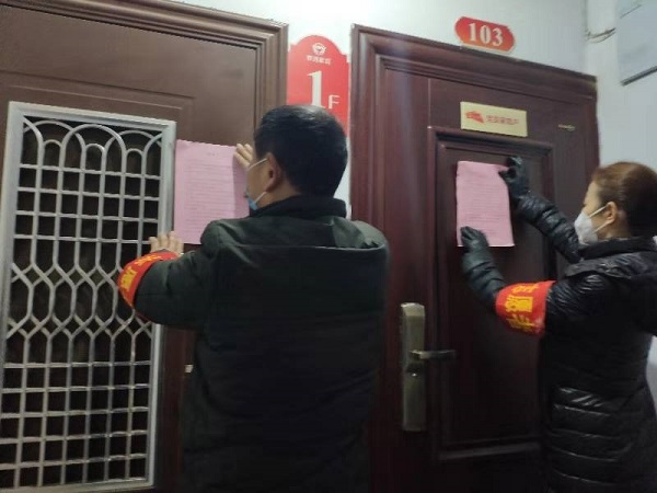 志愿者上门上户发放倡议书.jpg