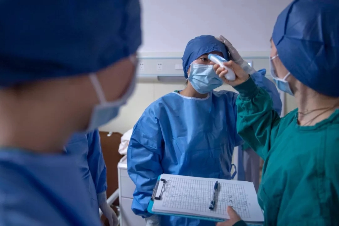 所有医护人员每天都要测量体温｜©️肖毅