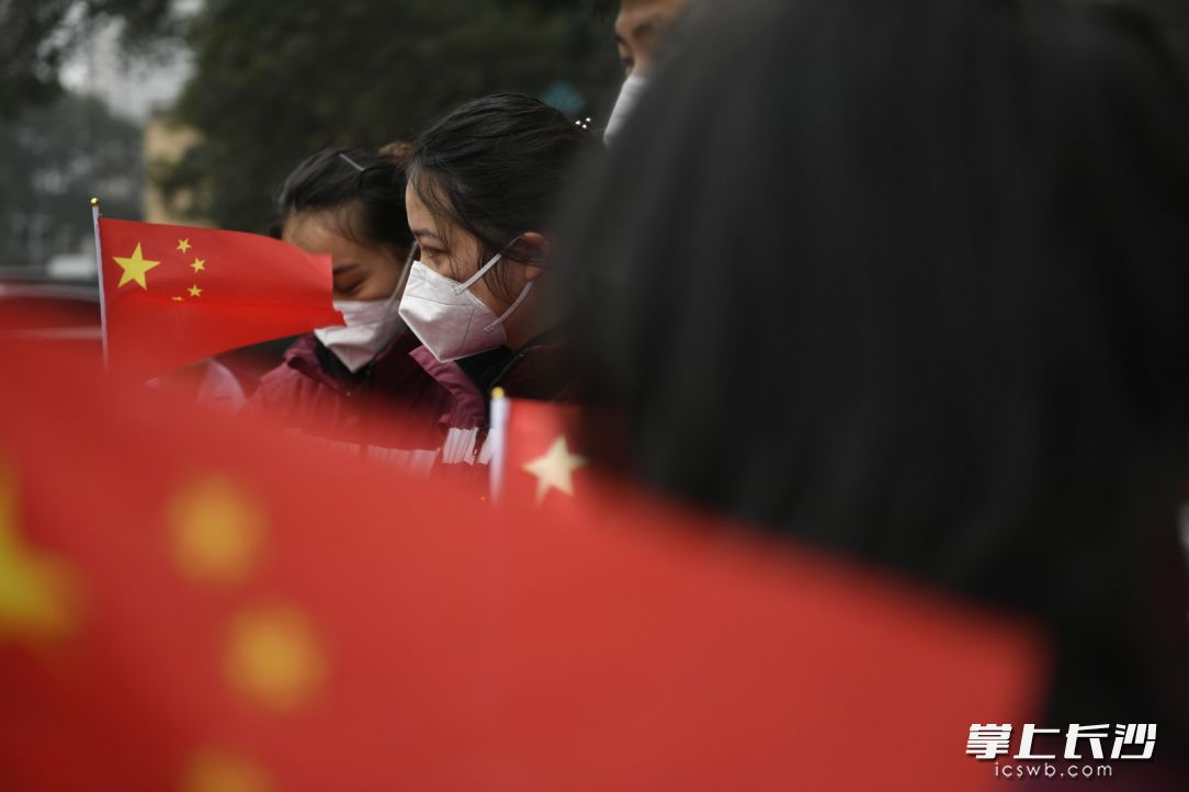 1月27日，中南大学湘雅二医院一支由5名血液净化护士组成的国家医疗队启程前往武汉，驰援新型冠状病毒感染的肺炎疫情防控工作。长沙晚报全媒体记者 黄启晴 摄