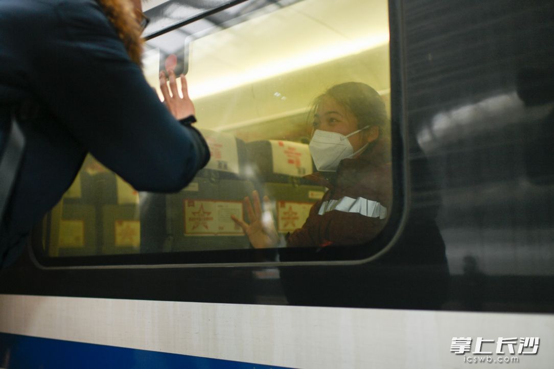 1月27日，即将赶往武汉的湘雅二医院护士李婉贞和自己的未婚夫挥手告别。长沙晚报全媒体记者 黄启晴 摄