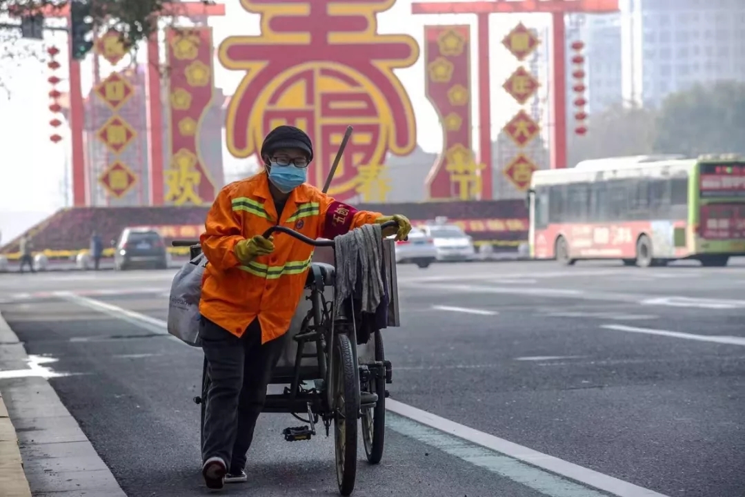 辛勤的环卫工人也戴上口罩做好安全防护｜©️陈浩