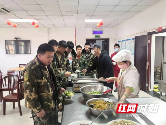 长沙消防队分批次就餐.marked.jpg
