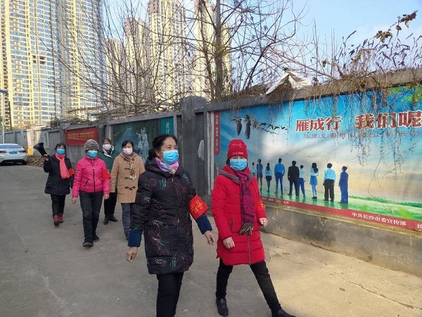 志愿者小区内喇叭巡逻1.jpg