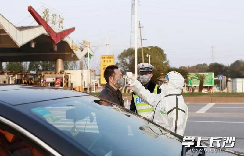 交警守护在防疫一线 长沙晚报全媒体记者 张洋子 摄 交警守护在防疫一线 长沙晚报全媒体记者 张洋子 摄