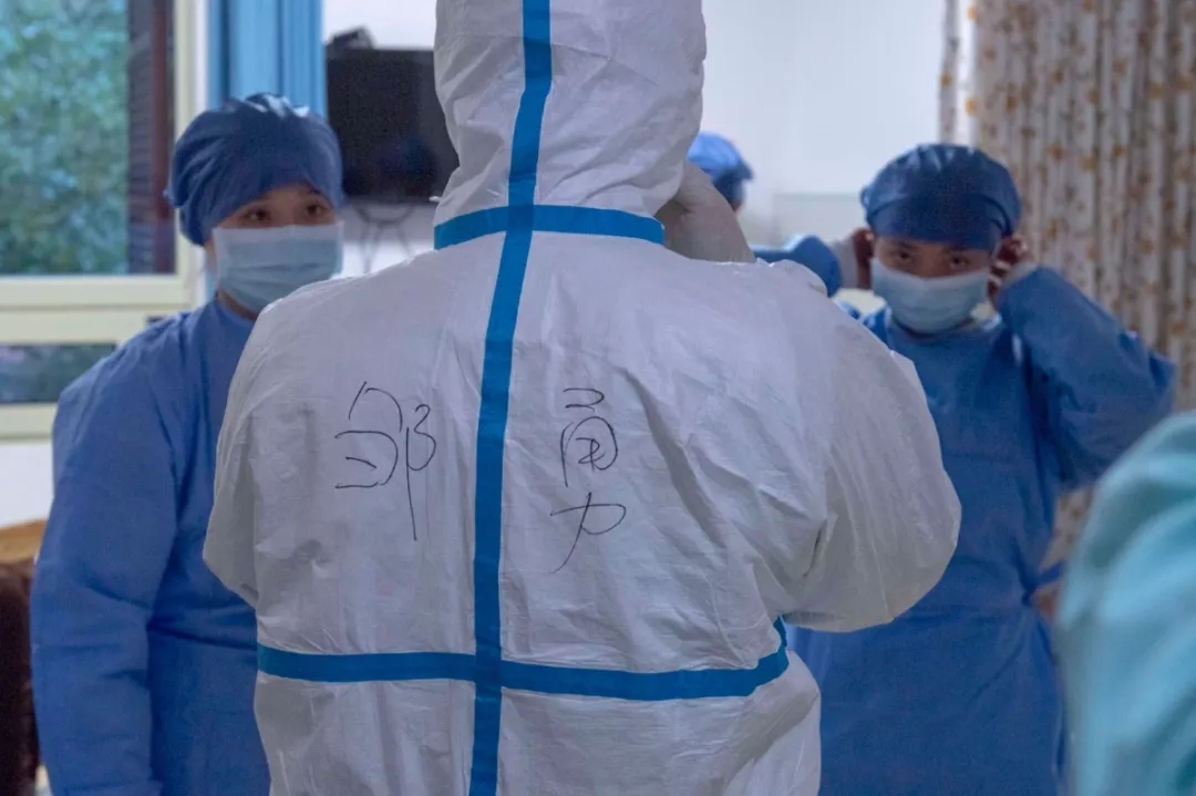 坚守一线，护人民周全｜©️肖毅