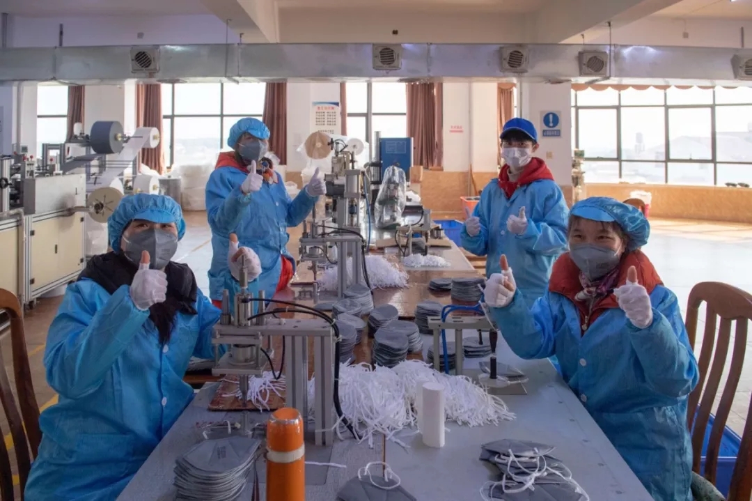 为后方默默付出的工厂及工人点赞｜©️肖毅