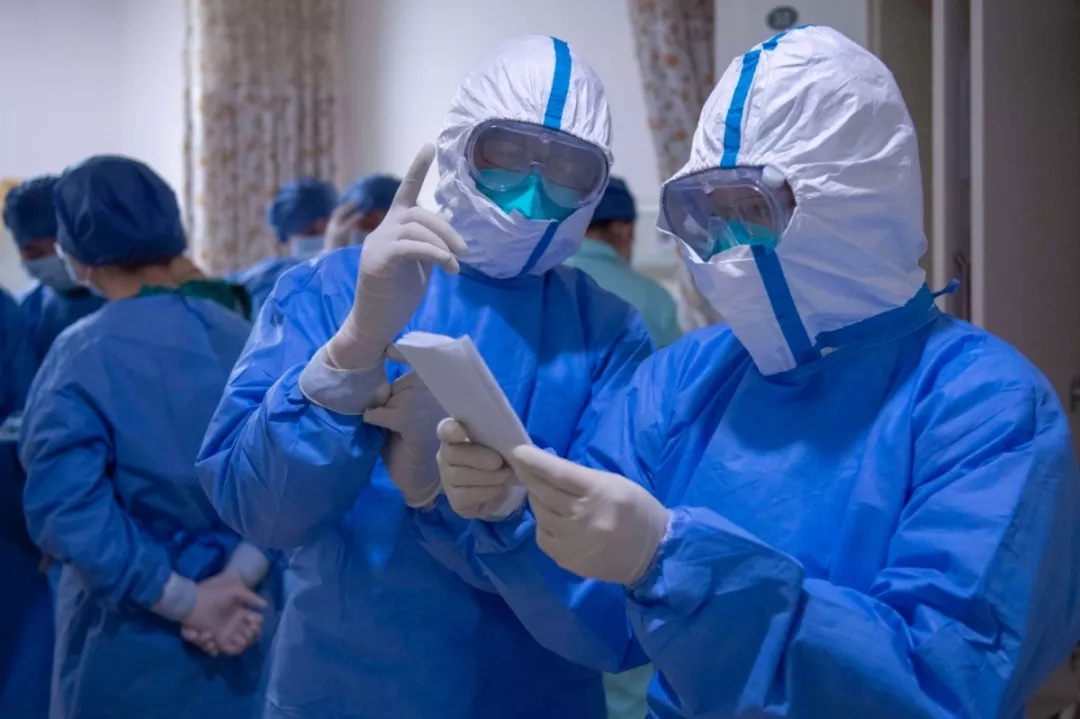 面对疫情，从未退缩｜©️肖毅