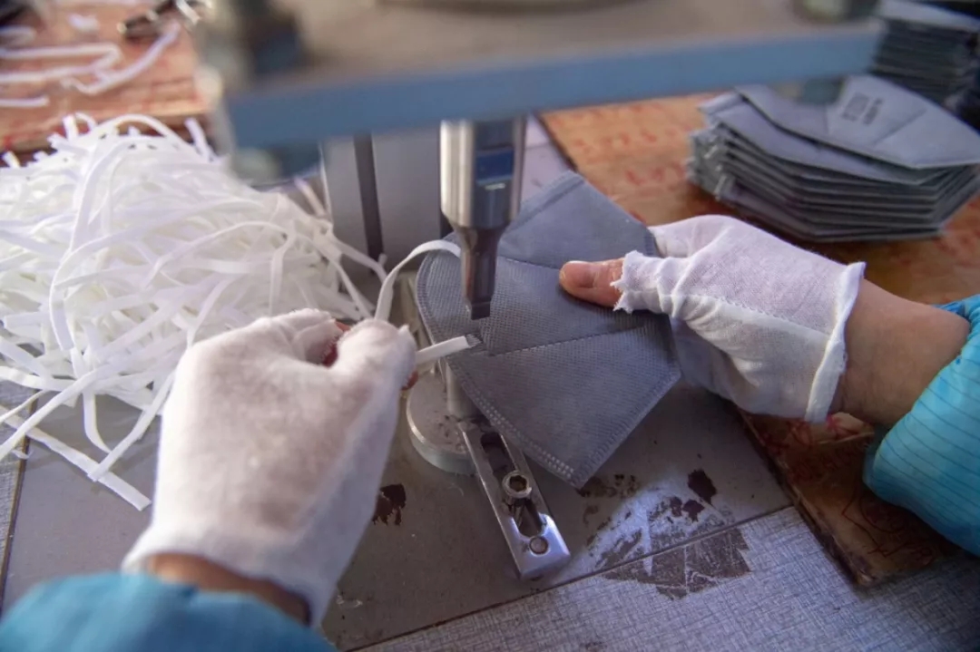 1月21日工厂将9万个KN95口罩发往武汉｜©️肖毅