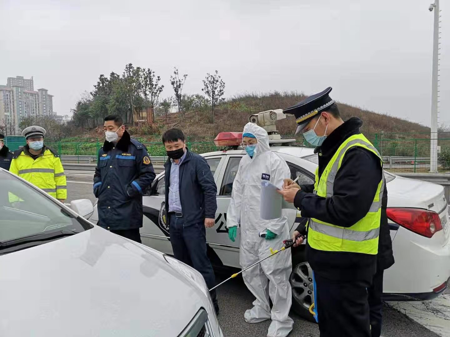 雨花区在交通要点设立检查站,根据重点卡口查控“六个要”要求,工作务实高效。长沙晚报通讯员  张业武 摄 雨花区在交通要点设立检查站,根据重点卡口查控“六个要”要求,工作务实高效。长沙晚报通讯员  张业武 摄