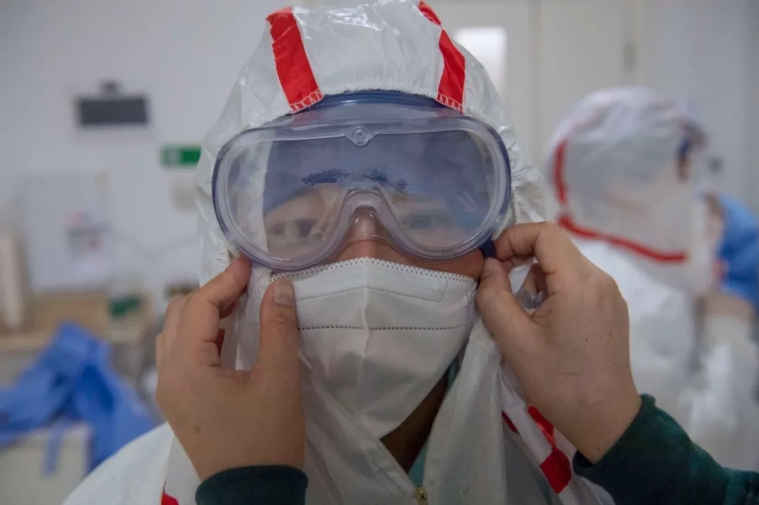 医护人员的护目镜上蒙上了一层水雾｜©️肖毅